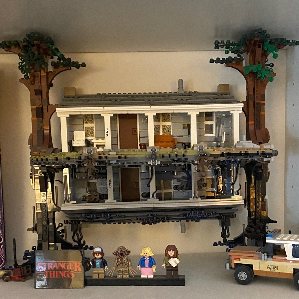 RARE discontinued Lego Stranger Things Set House